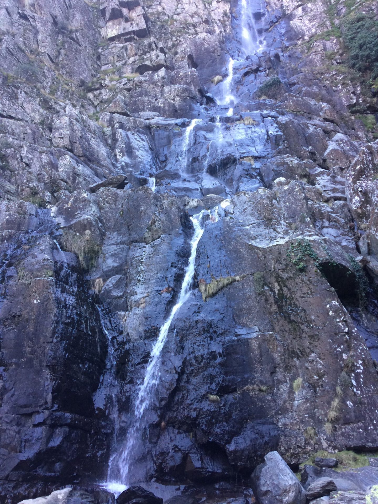 Cascada entre rocas de pizarra