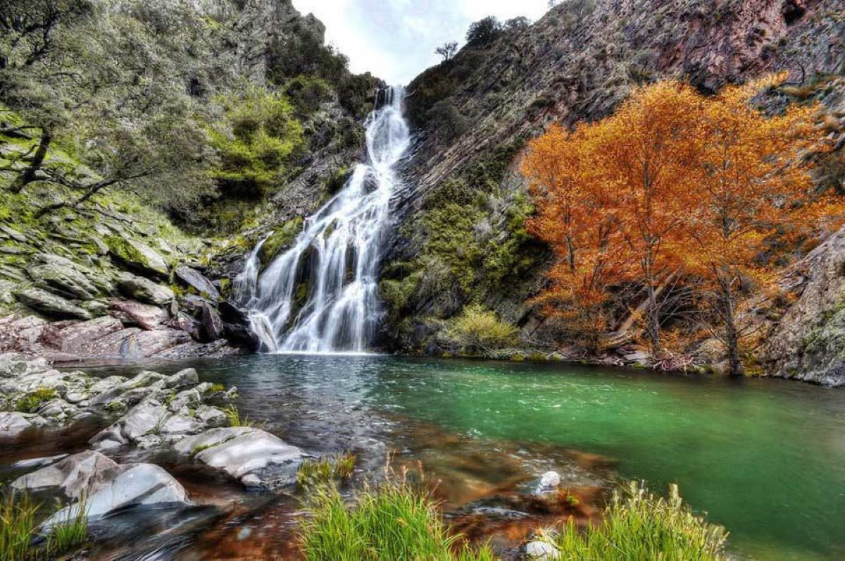 Cascada del Chorritelo de m&aacute;s de 100 metros de altura entre vegetaci&oacute;n exuberante