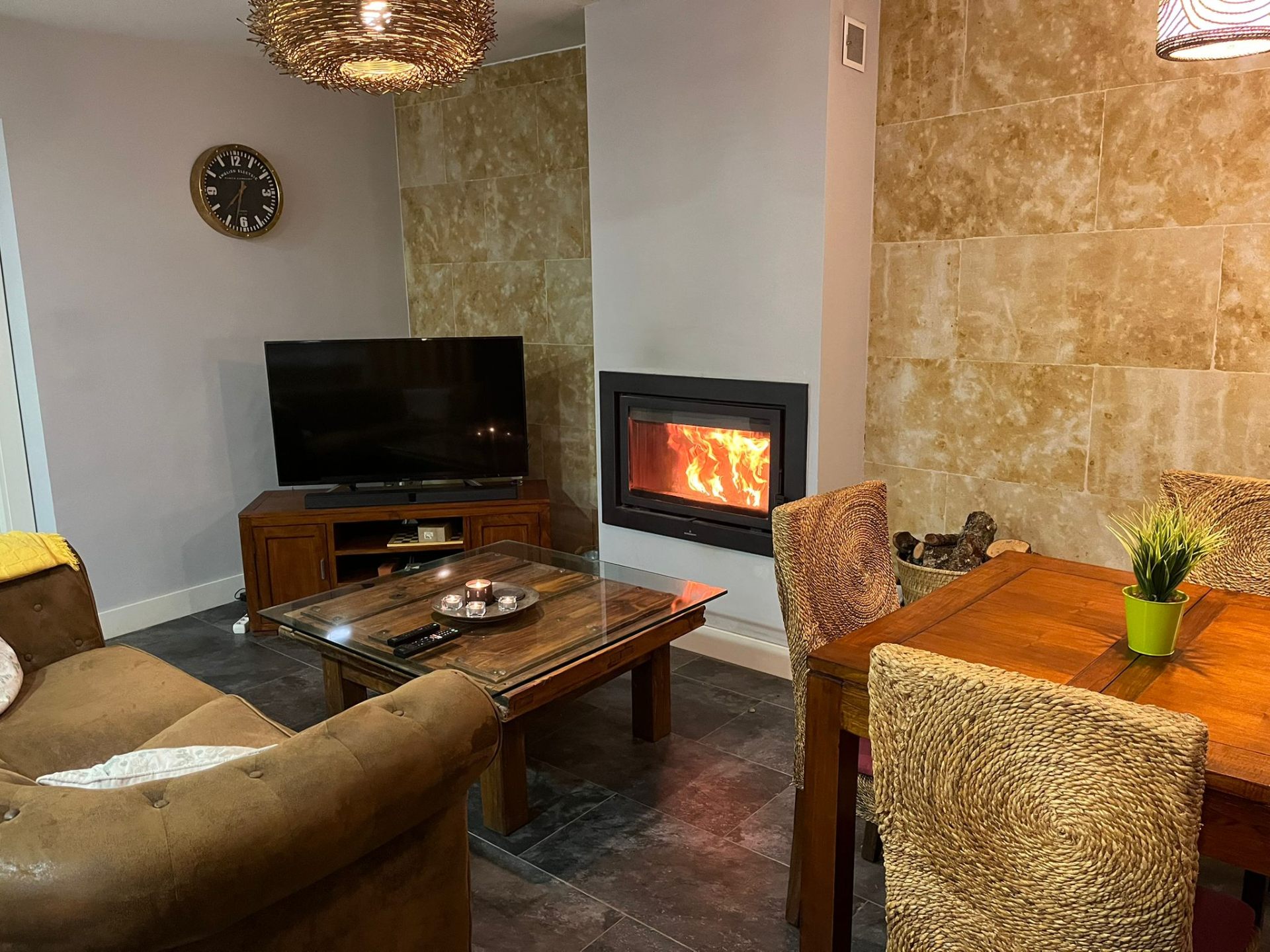 Chimenea acogedora encendida con copas de vino en ambiente c&aacute;lido