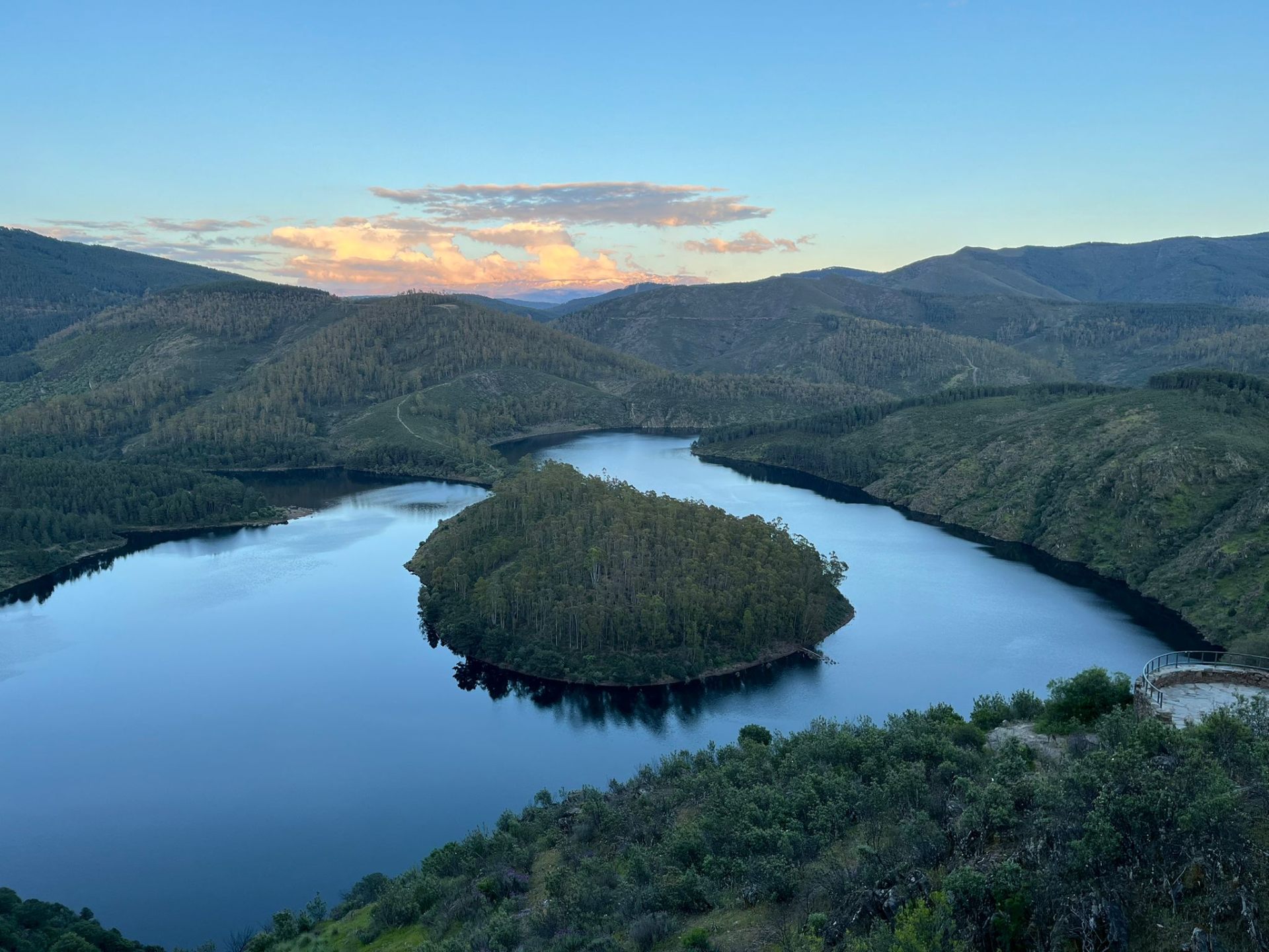 Vista panor&aacute;mica de las monta&ntilde;as de Las Hurdes al amanecer