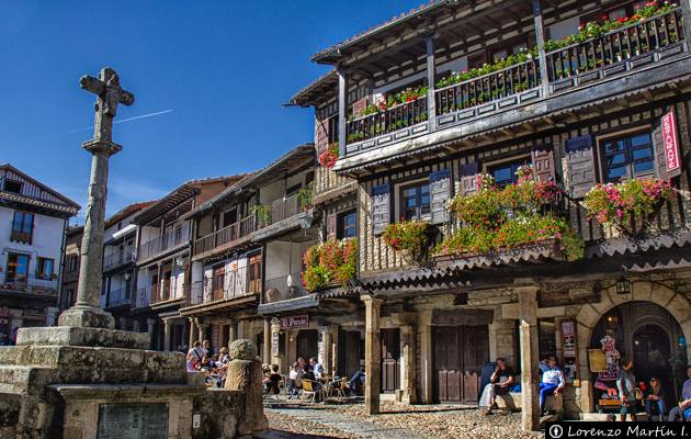 Calles empedradas del pueblo hist&oacute;rico de La Alberca con casas de piedra
