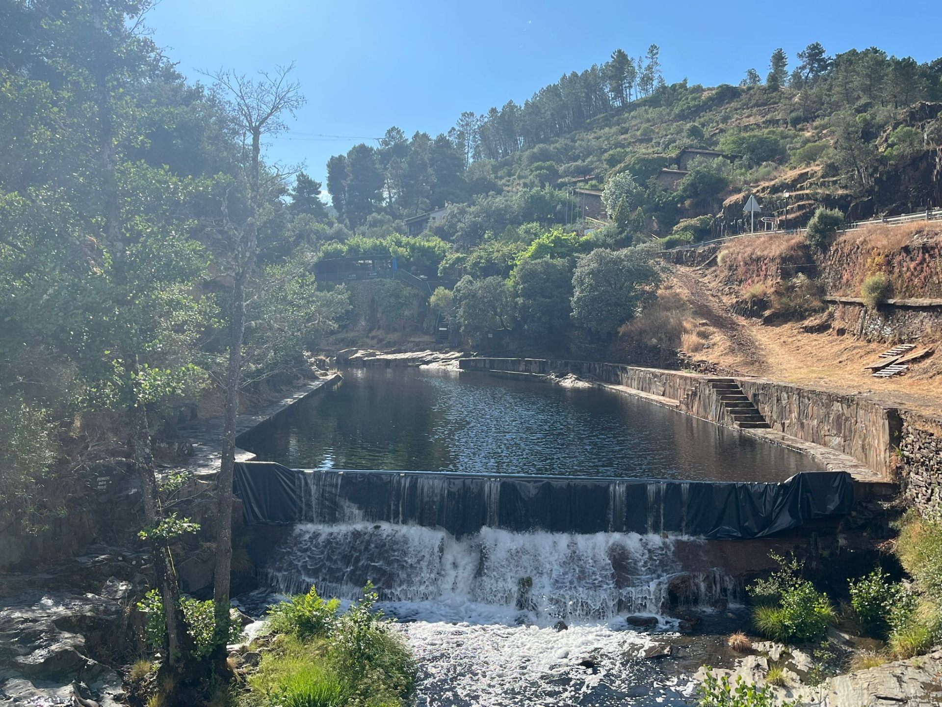 Piscina natural con cascada