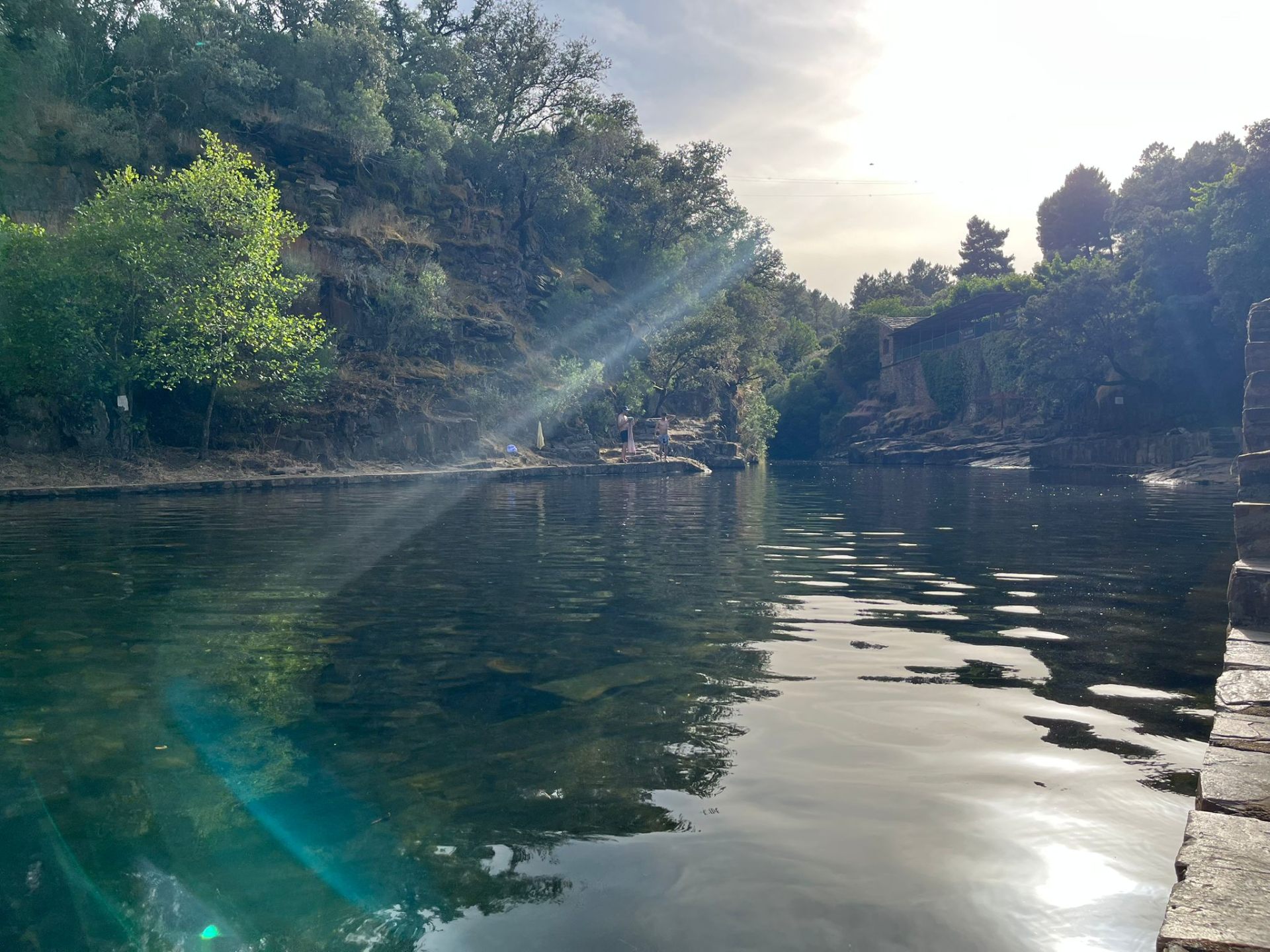 Piscina natural entre rocas