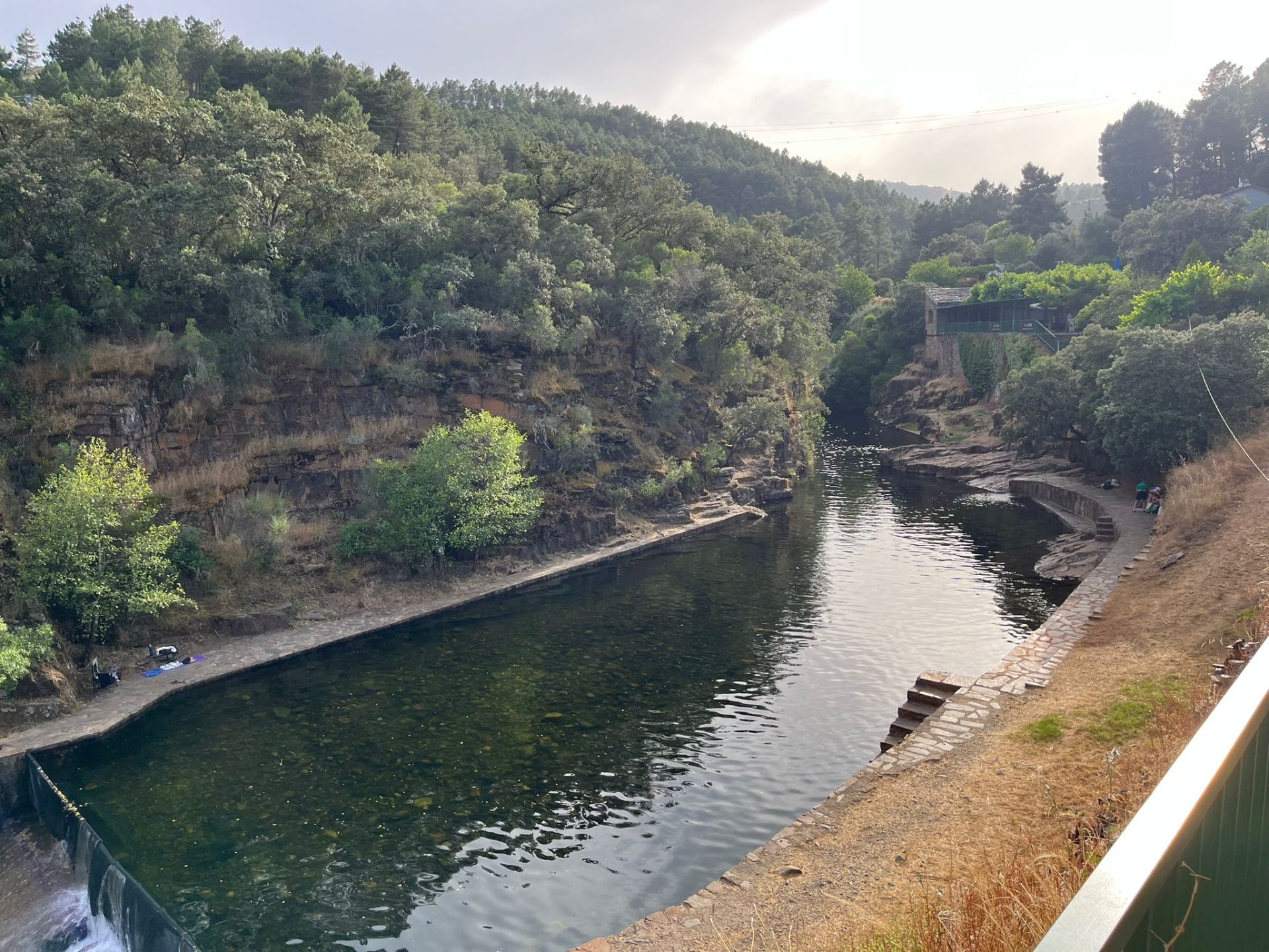 Piscina natural rodeada de naturaleza