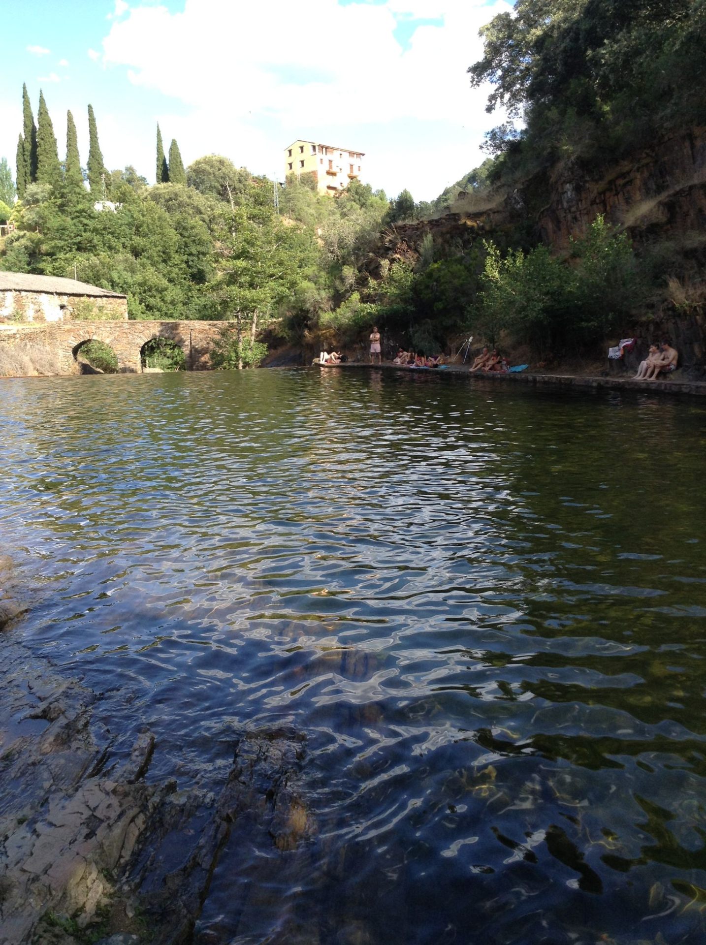 Piscina natural junto al puente