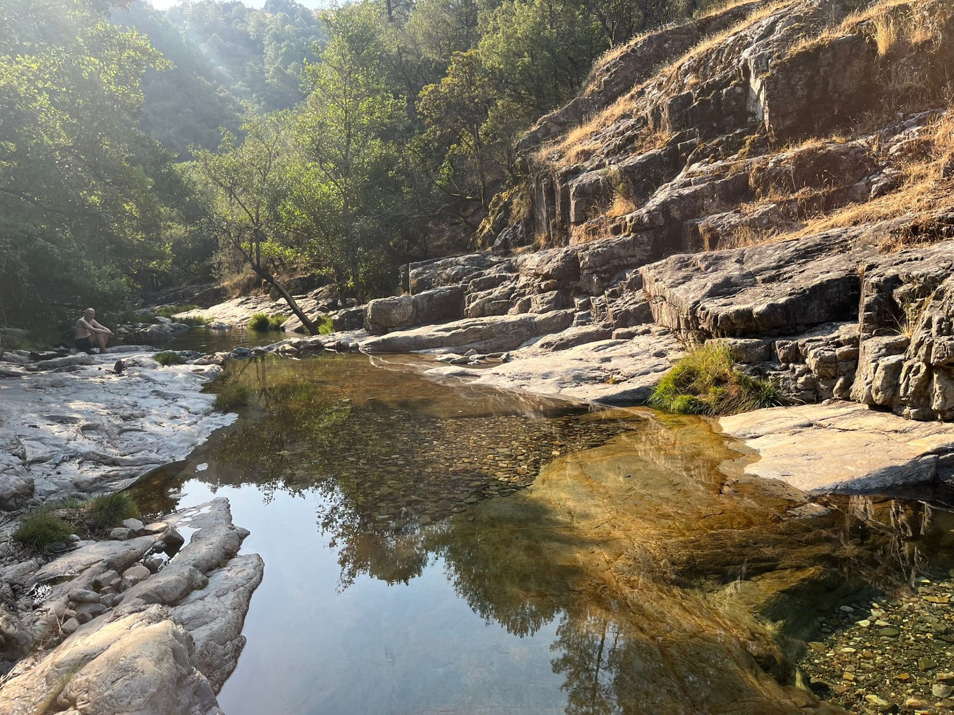 Pozas naturales entre rocas