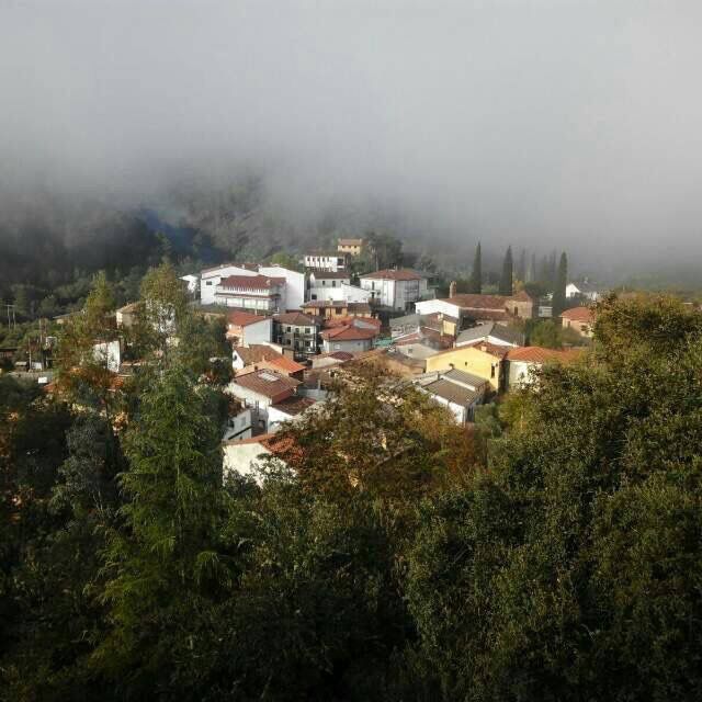 Pueblo serrano entre la niebla